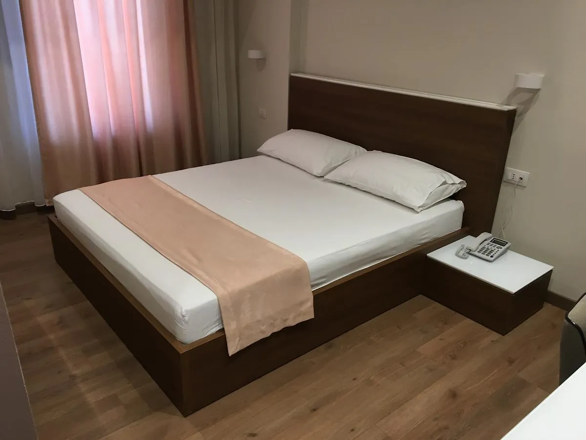 Soleo Hotel Tirana 3*,